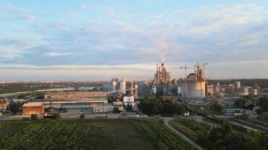 Yüksek beton fabrikası ve endüstriyel üretim alanında kule vinci olan çimento fabrikasının havadan görüntüsü. Üretim ve küresel sanayi kavramı
