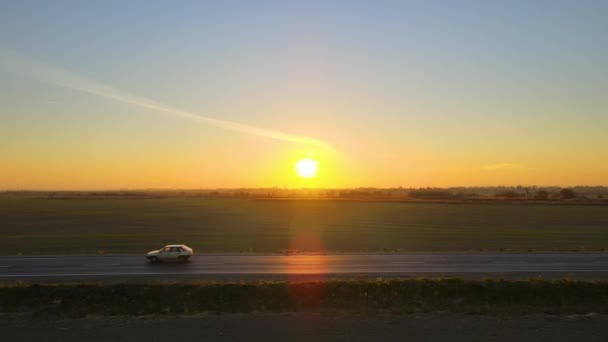 Légi kilátás városközi út gyors vezetés autók naplementekor. Top kilátás drón autópálya forgalom este — Stock videók