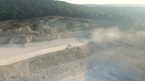Veduta aerea del sito minerario a cielo aperto di estrazione di materiali calcarei per l'edilizia con escavatori e dumper — Video Stock
