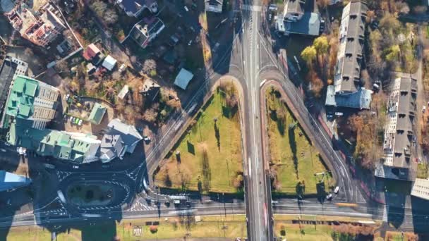 Luchtfoto van kruising met snel rijdend zwaar verkeer op de straten van de stad. Tijdsverloop van het stadsvervoer. Rush uur met wazige auto 's — Stockvideo