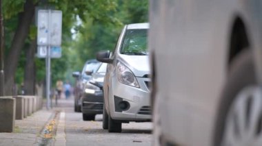 Sokak kenarında park halindeki arabalarla şehir trafiği