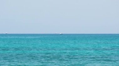 Küçük dalgalı mavi deniz suyunun yakın deniz yüzeyi