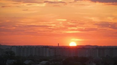 Yumuşak pastel renkli bulutlarla dolu renkli akşam manzarası suluboya günbatımı gökyüzü ile uzak şehir manzarası. Soyut doğa arkaplanı