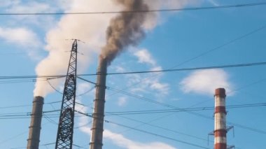 Kömür santraline karşı yüksek voltajlı elektrik direkleri siyah dumanlı yüksek borular atmosferi kirletiyor. Fosil yakıt kavramına sahip elektrik enerjisi üretimi