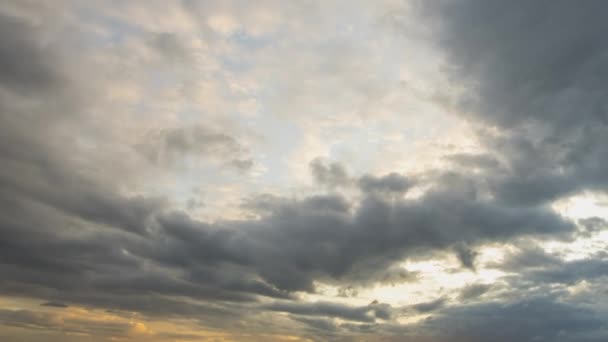 Time lapse beelden van snel bewegende avond wolken op gele hemel bij zonsondergang — Stockvideo