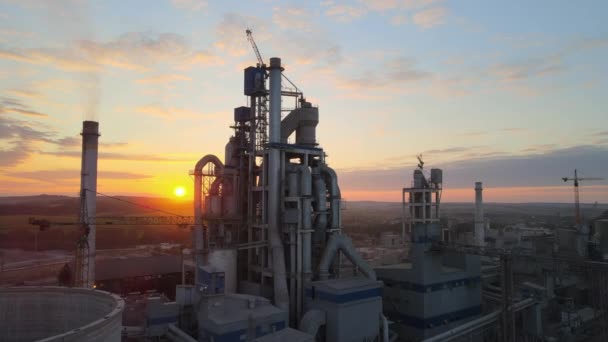 Vista aérea de la torre de la fábrica de cemento con alta estructura de planta de hormigón en el área de producción industrial. Fabricación y concepto de industria global — Vídeos de Stock