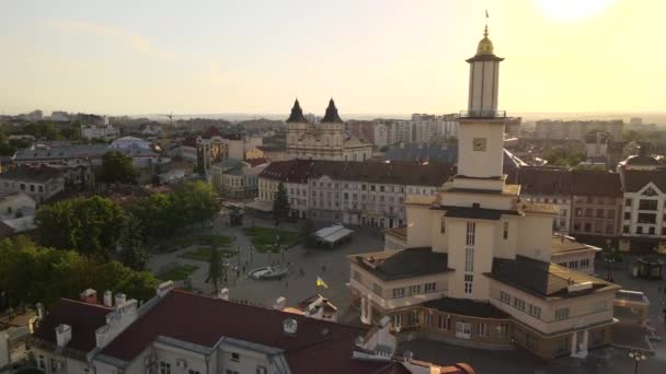Αεροφωτογραφία του ιστορικού κέντρου της πόλης Ivano-Frankivsk με παλιά ευρωπαϊκή αρχιτεκτονική — Αρχείο Βίντεο