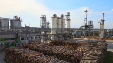 Fabrikadaki kereste yığınlarıyla ahşap işleme fabrikasının hava manzarası.