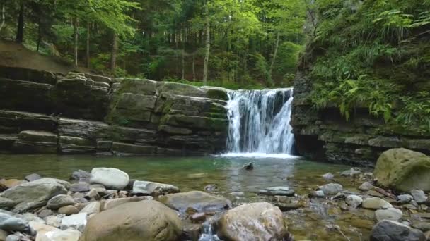 Fantastiskt landskap med vackert vattenfall på fjällälven med vitt skummande vatten som faller ner från klippbranten i sommar regnskog — Stockvideo