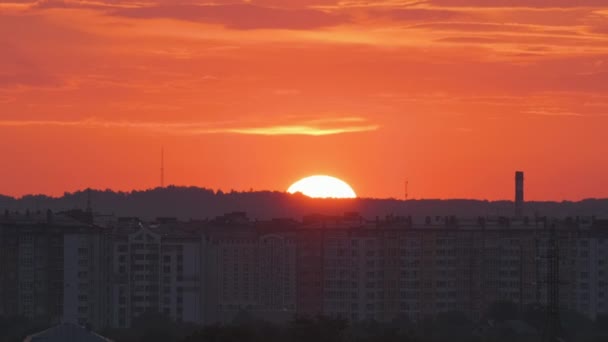 Bunte Abendlandschaft mit sanft pastellfarbenen Wolken über dunklem fernen Stadtbild mit aquarell gefärbtem Sonnenuntergangshimmel. Hintergrund der abstrakten Natur — Stockvideo