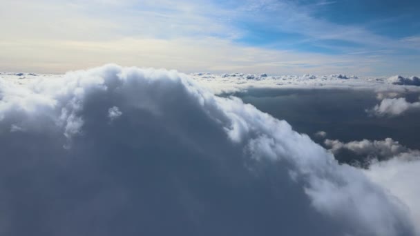 Luchtfoto vanuit vliegtuigraam op grote hoogte van de aarde bedekt met witte gezwollen cumulus wolken — Stockvideo