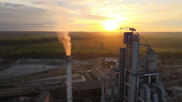 Endüstriyel üretim bölgesinde yüksek beton yapılı çimento fabrikası kulesinin havadan görüntüsü. Üretim ve küresel sanayi kavramı — Stok video