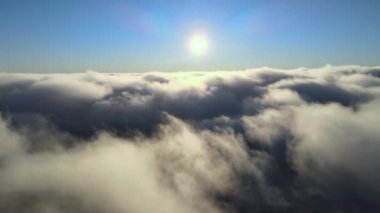 Yükseklerdeki uçak penceresinden hava manzarası. Akşamki yağmurdan önce oluşan yoğun kabarık kümülüs bulutları.