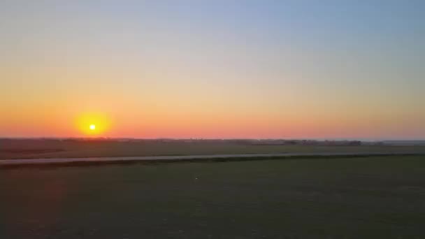 Widok z lotu ptaka na międzymiastową drogę z szybkim samochodem o zachodzie słońca. Widok z góry z drona ruchu drogowego w godzinach wieczornych — Wideo stockowe