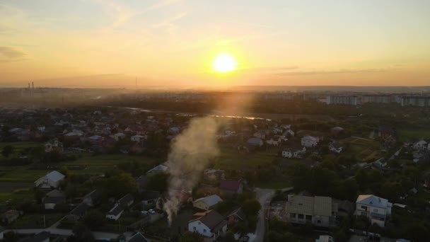 Vista aérea das fogueiras de resíduos agrícolas de relva seca e palha queimando com fumaça espessa poluindo o ar durante a estação seca em terras agrícolas causando aquecimento global e fumos cancerígenos. — Vídeo de Stock