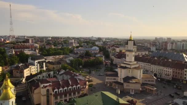 Vista aérea del centro histórico de la ciudad de Ivano-Frankivsk con antigua arquitectura europea — Vídeos de Stock