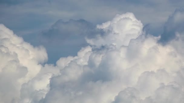 Časová prodleva záběry rychle se pohybující bílé nafouklé kumulativní mraky na modré jasné obloze — Stock video