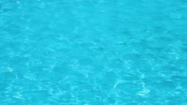 Mavi berrak suyun yakın yüzey yüzme havuzunda dalgalanan dalgalar