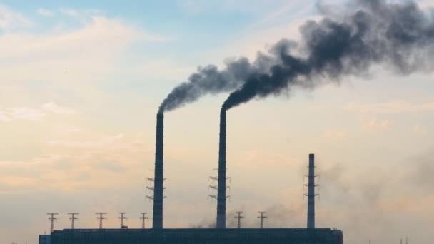 Kol kraftverk höga rör med svart rök rör sig uppåt förorenande atmosfär. Produktion av elenergi med fossila bränslen — Stockvideo