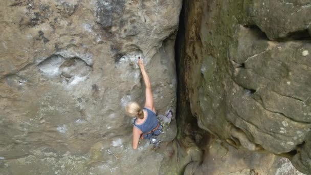 Forte arrampicatrice senior arrampicata ripida parete di montagna rocciosa. Sportiva superamento percorso difficile. Impegnarsi in sport estremi concetto di hobby — Video Stock