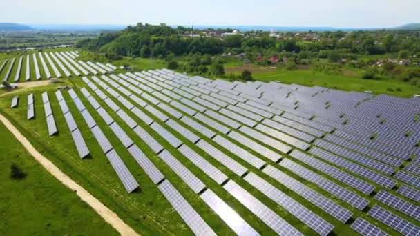 Légi kilátás nagy fenntartható elektromos erőmű sok sor napelem fotovoltaikus panelek előállítására tiszta ökológiai elektromos energia. Megújuló villamos energia kibocsátásmentes koncepcióval — Stock videók