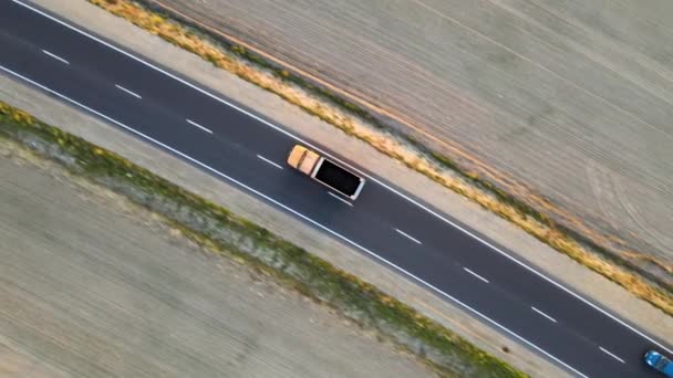 Luftaufnahme eines Lastwagens, der auf einer Autobahn Güter transportiert. Lieferverkehr und Logistikkonzept — Stockvideo