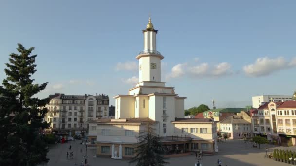 Vista aérea del centro histórico de la ciudad de Ivano-Frankivsk con antigua arquitectura europea — Vídeos de Stock