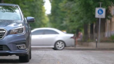 Sokak kenarında park halindeki arabalarla şehir trafiği