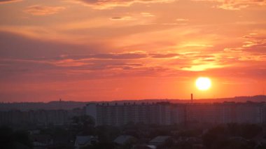 Yumuşak pastel renkli bulutlarla dolu renkli akşam manzarası suluboya günbatımı gökyüzü ile uzak şehir manzarası. Soyut doğa arkaplanı