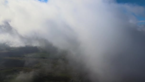 Luchtfoto van grote hoogte van verre stad bedekt met gezwollen cumulus wolken vormen voor regenbui — Stockvideo