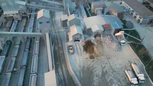 Αεροφωτογραφία εμπορευματικής αμαξοστοιχίας φορτωμένης με θρυμματισμένα λίθινα υλικά σε εργοστάσιο εξόρυξης. Σιδηροδρομική μεταφορά λειαντικών ορυκτών ασβεστόλιθου — Αρχείο Βίντεο