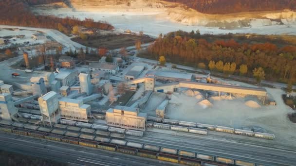 Luchtfoto van goederentrein geladen met verbrijzelde zandsteenmaterialen in mijn fabriek. Spoorwegvervoer van open mijnerts — Stockvideo