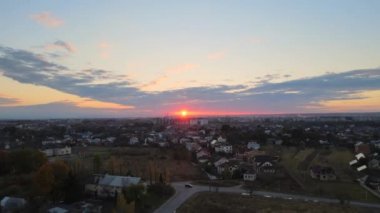 Gün batımında kırsal bölgedeki yerleşim yerlerinin hava görüntüsü