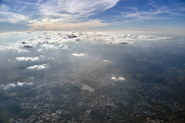 Uzak Şehrin Yüksek Irtifasındaki Uçak Penceresinden Hava Manzarası Ince Sisli — Stok fotoğraf