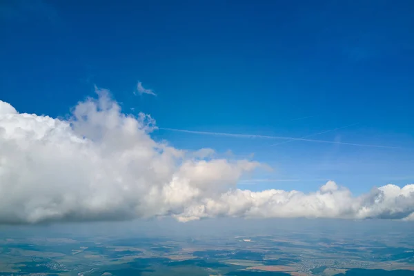 Letecký Pohled Okna Letadla Vysoké Nadmořské Výšce Země Pokrytý Bílými — Stock fotografie