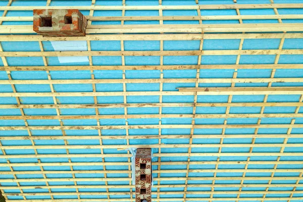 建築中のレンガ造りの家の木造屋根枠の空中風景 — ストック写真