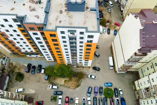 Luftaufnahme Von Geparkten Autos Auf Einem Parkplatz Zwischen Hohen Wohnhäusern — Stockfoto