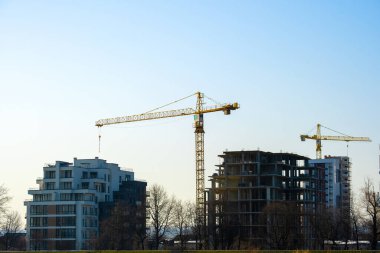 Kule vinçlerinin ve inşaat halindeki apartmanların havadan görüntüsü. Gayrimenkul geliştirme.