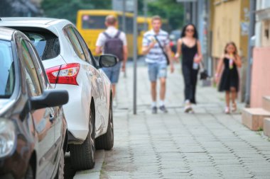 Trafik kurallarına aykırı park edilmiş bir arabayı yaya sokağı tarafında kapatın..