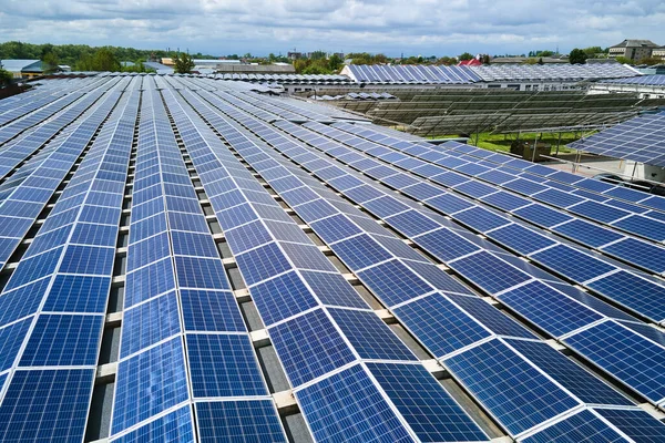 Luftaufnahme Eines Solarkraftwerks Mit Blauen Photovoltaik Paneelen Die Auf Dem — Stockfoto