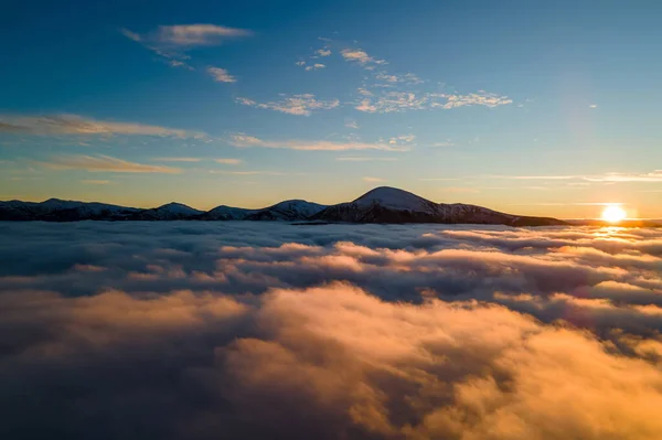 Vista Aérea Del Vibrante Amanecer Sobre Densas Nubes Blancas Con — Foto de Stock