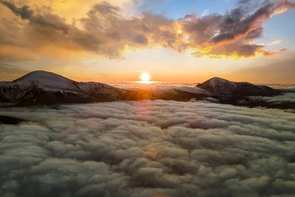 Vista Aérea Del Vibrante Amanecer Sobre Densa Niebla Blanca Con —  Fotos de Stock