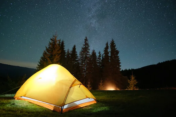 Ljusa Upplysta Turisttält Nära Glödande Brasa Campingplats Mörka Bergsskogar Natthimlen — Stockfoto