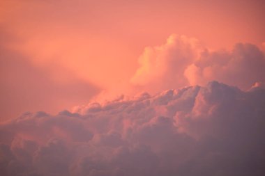 Renkli akşam manzarası yumuşak pastel renkli bulutlar suluboya günbatımı gökyüzünde. Soyut doğa arkaplanı.