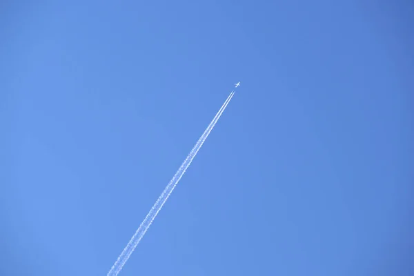 Entfernte Passagierflugzeuge Fliegen Großer Höhe Bei Klarem Blauen Himmel Und — Stockfoto