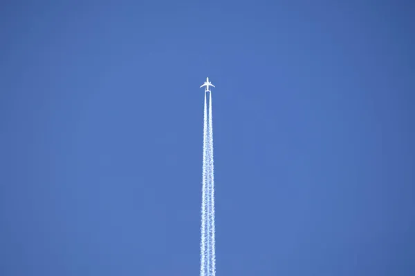 Avion Réaction Passagers Éloigné Volant Haute Altitude Sur Ciel Bleu — Photo