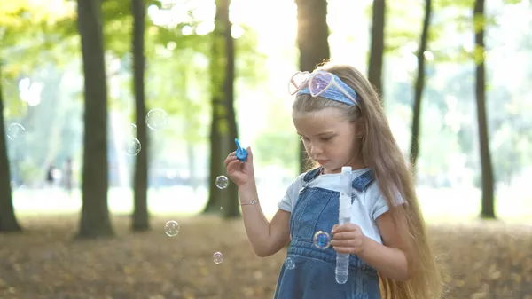 Klein Gelukkig Kind Meisje Blazen Zeepbellen Buiten Zomer Park — Stockfoto