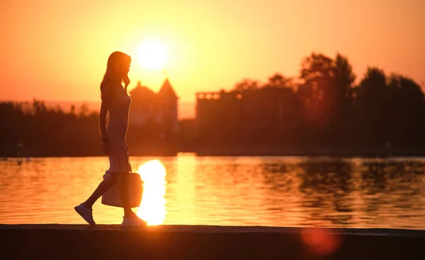 Lonely Pedestrian Woman Walking Alone Lake Side Warm Evening Solitude — Stock Photo, Image
