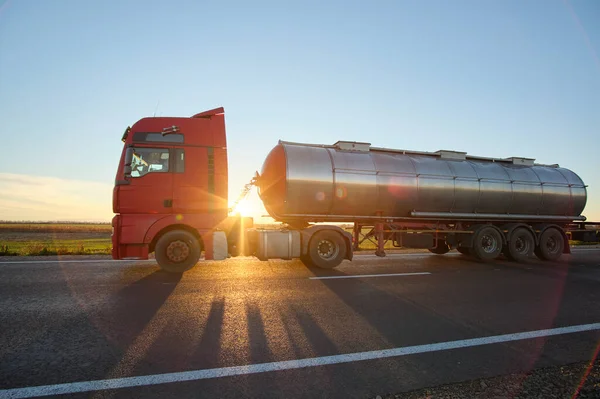 Camión Carga Gasolina Conduciendo Por Carretera Transportando Productos Petrolíferos Transporte — Foto de Stock