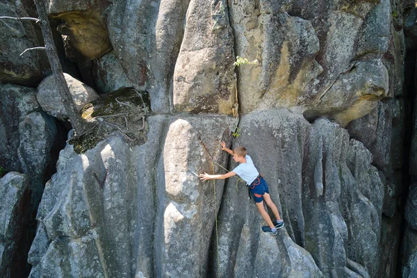 Bambino Ragazzo Arrampicata Ripida Parete Montagna Rocciosa Arrampicatore Supera Impegnativa — Foto Stock